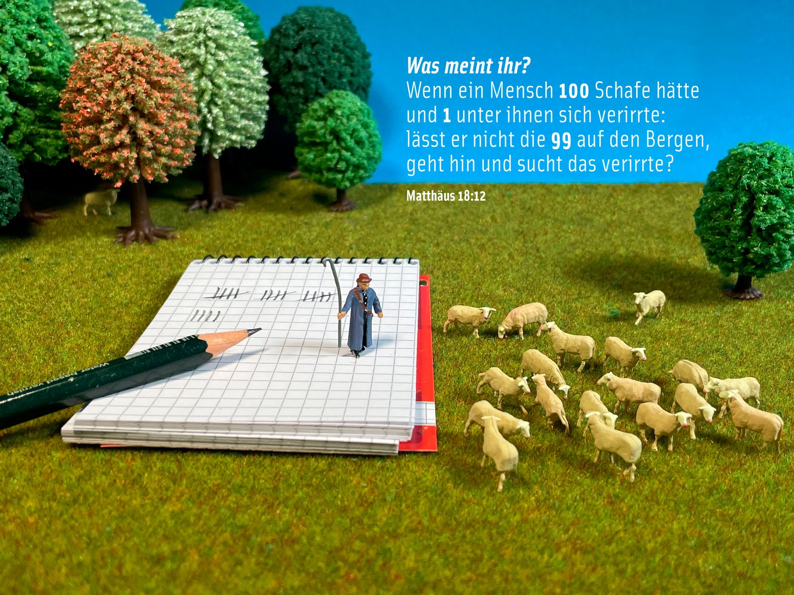 Ein Miniatur-Hirte steht auf einem Notizblock mit Strichliste, daneben eine Herde kleiner Schafe, dazu Matthäus 18,12 über das verirrte Schaf