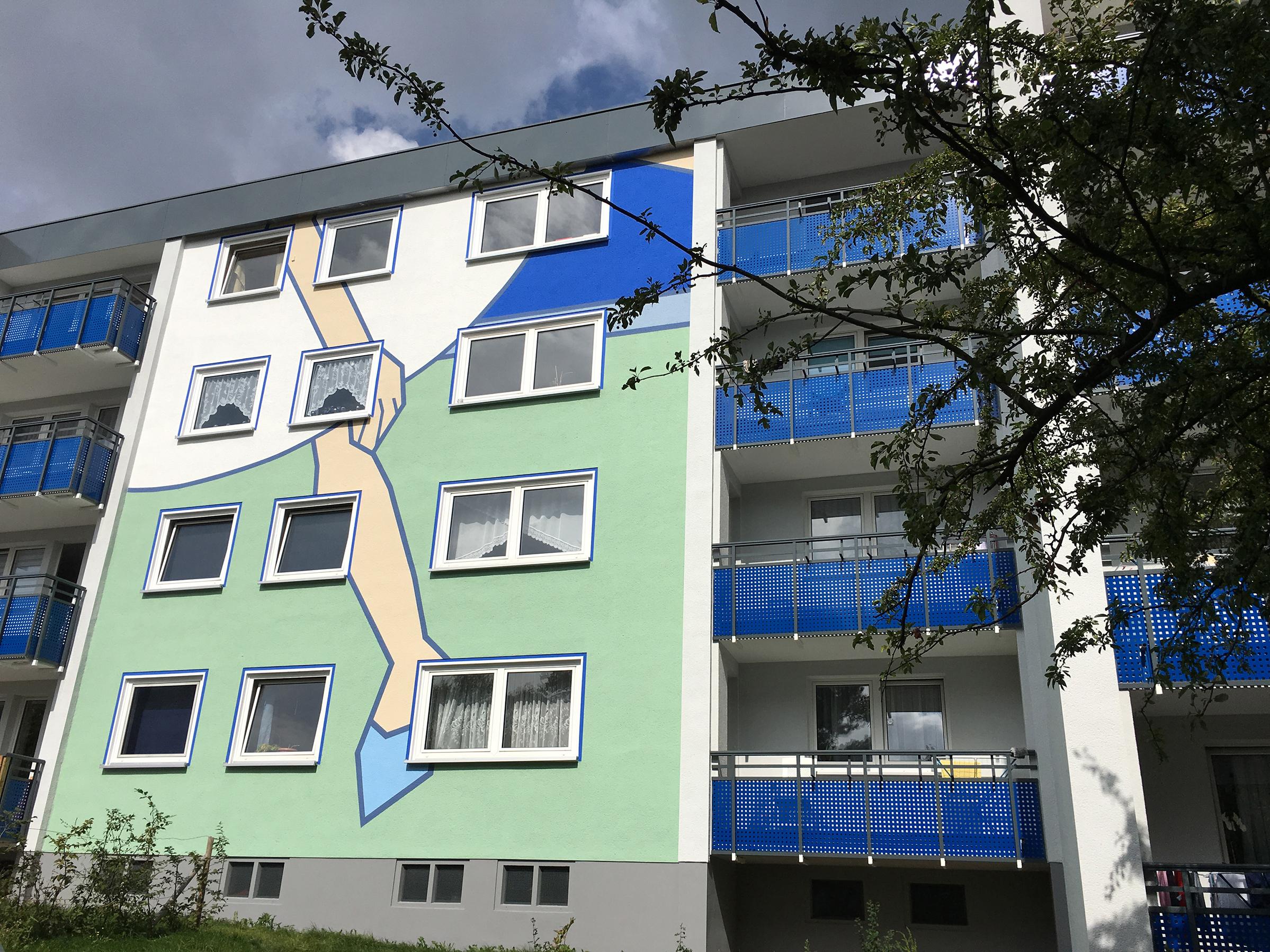 Seitenwand mit den Beinen der Tänzerin auf mintgrünem Grund zwischen den Fenstern