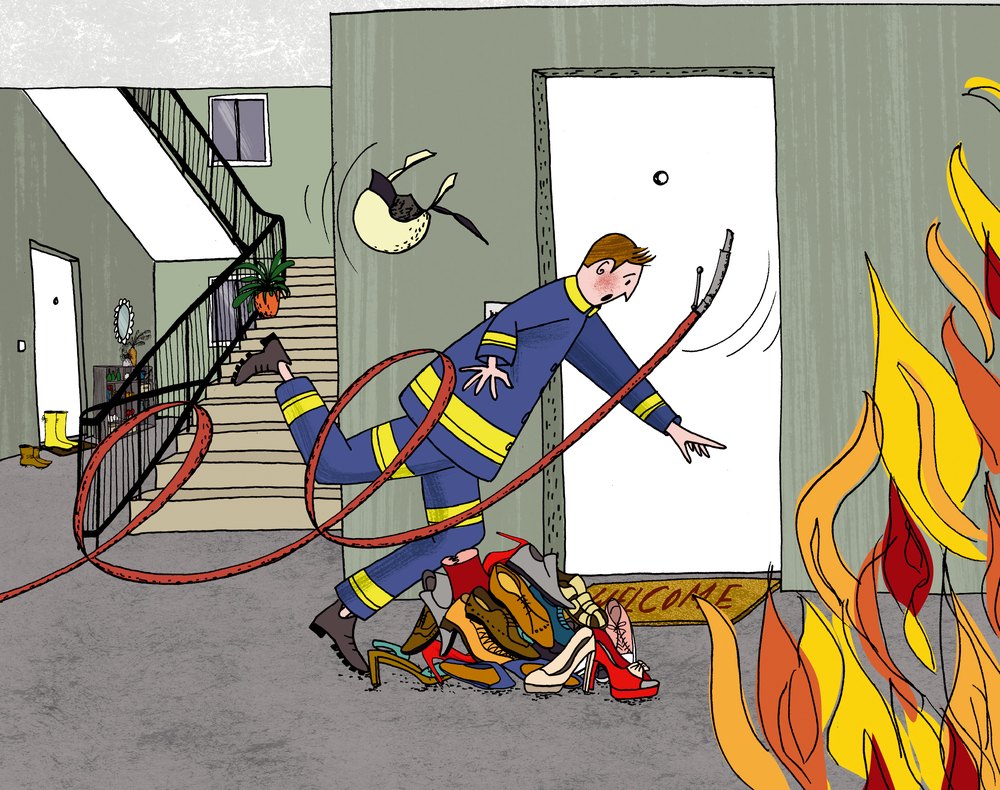 Ein Feuerwehrmann stolpert im Treppenhaus über einen Haufen Schuhe vor einer Wohnungstür, daneben Flammen