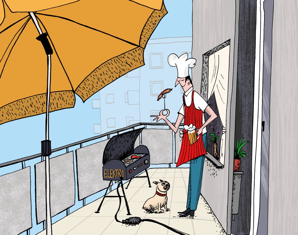 Ein Mann mit Kochmütze grillt Würstchen auf einem Elektrogrill auf dem Balkon, ein Hund schaut zu