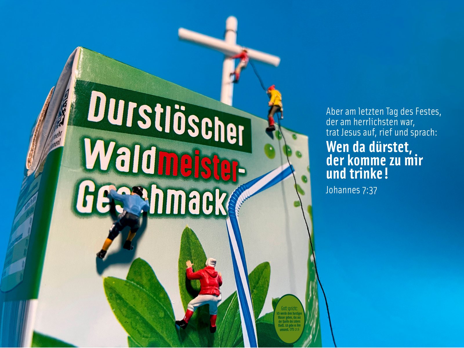 Miniatur-Bergsteiger klettern an einem Durstlöscher-Tetrapak hinauf zu einem Gipfelkreuz, dazu Johannes 7,37: „Wen da dürstet, der komme zu mir und trinke!“