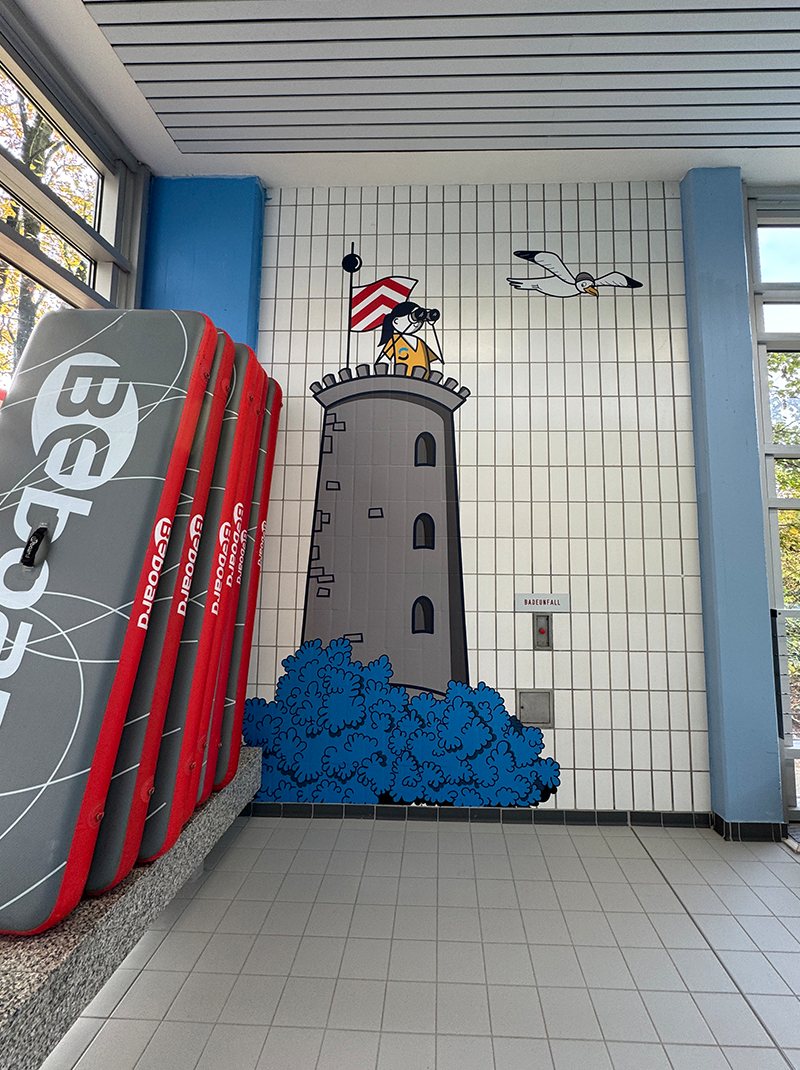 Gezeichneter Turm der Sparrenburg mit Möwe an der Fliesenwand neben Schwimmbrettern