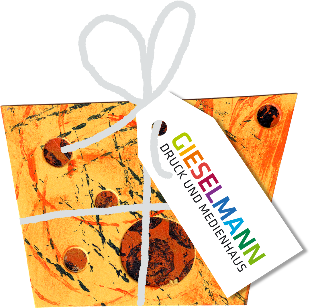 Ein Geschenk in Käseform aus gerissenem Collage-Papier in Orange und Braun, mit grauer Schnur und einem Anhänger der Druckerei Gieselmann